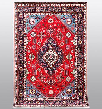 A carpet, Tabriz, ca 298 x 198 cm.