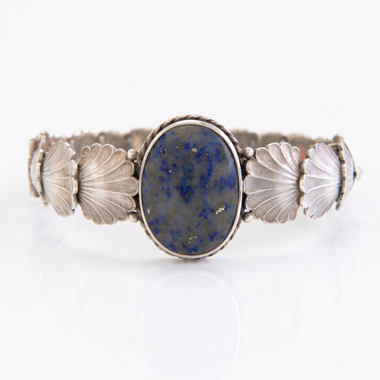 ARMRING, silver, lapis lazuli. Tillander, Helsingfors, 1938.