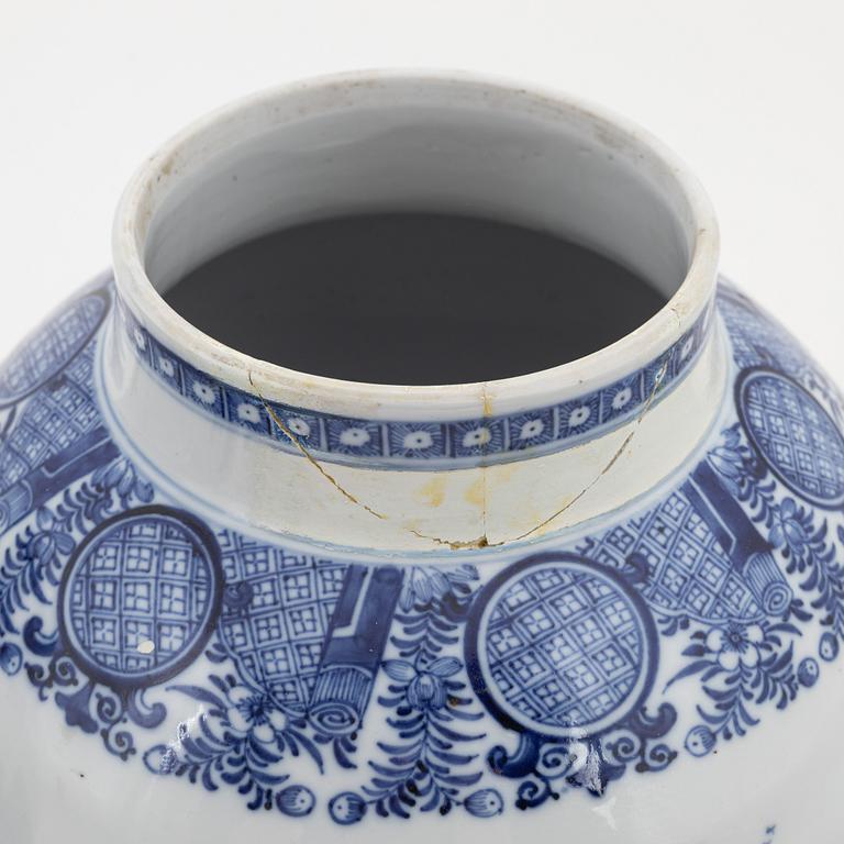 A pair of blue and white Chinese porcelain jars with covers. Qing dynasty, Qianlong (1736-95).