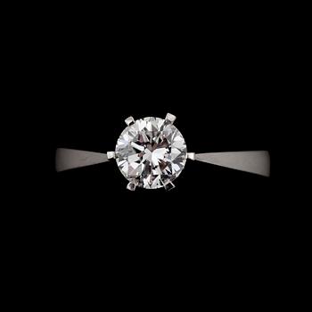 RING, 18k vitguld med briljantslipad diamant ca0,80ct enl grav. 1976. Tot.vikt 4,3g.