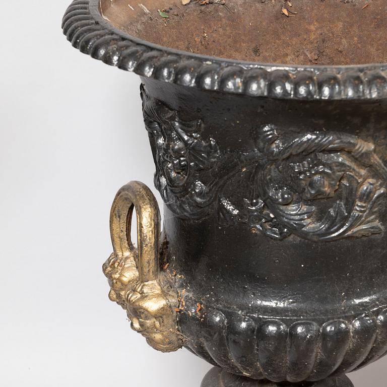 Garden urns, a pair, later part of the 20th century.