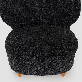 A mid-20th century armchair.