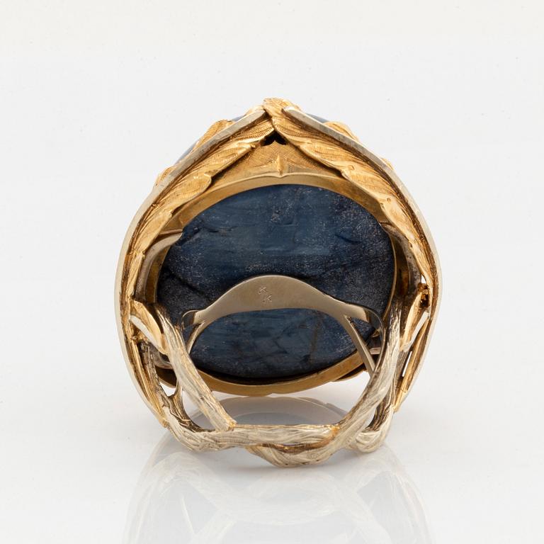 A Tina Karlsson ring in 18K gold set with a cabochon-cut sapphire.