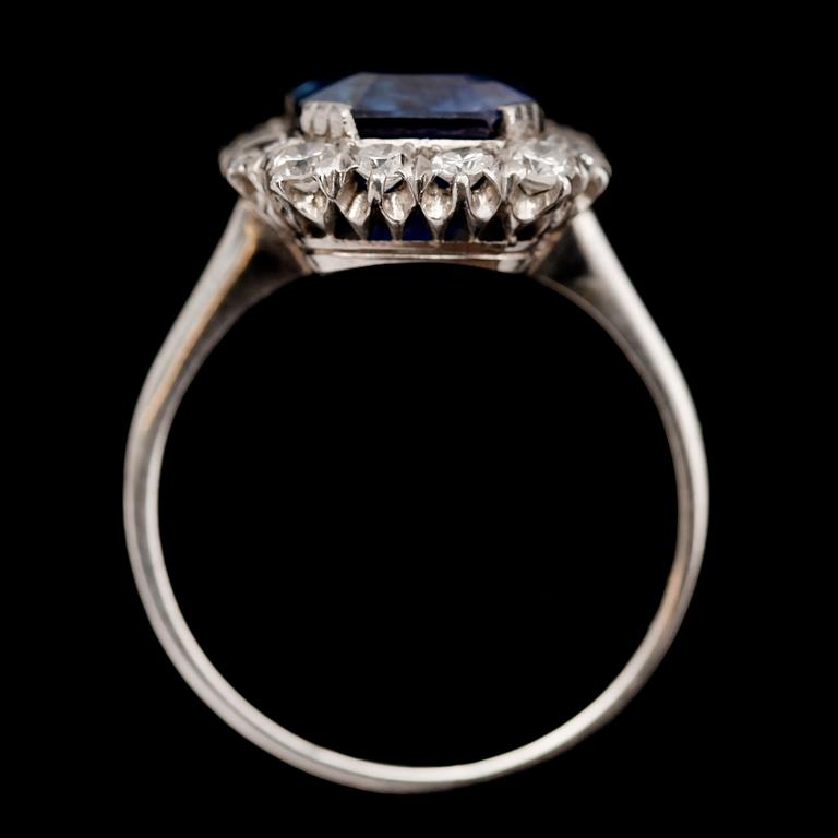 RING, platina, med safir 7.0 ct och diamanter tot 0.80 ct.