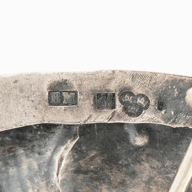 Brosch, silver med grön sten.