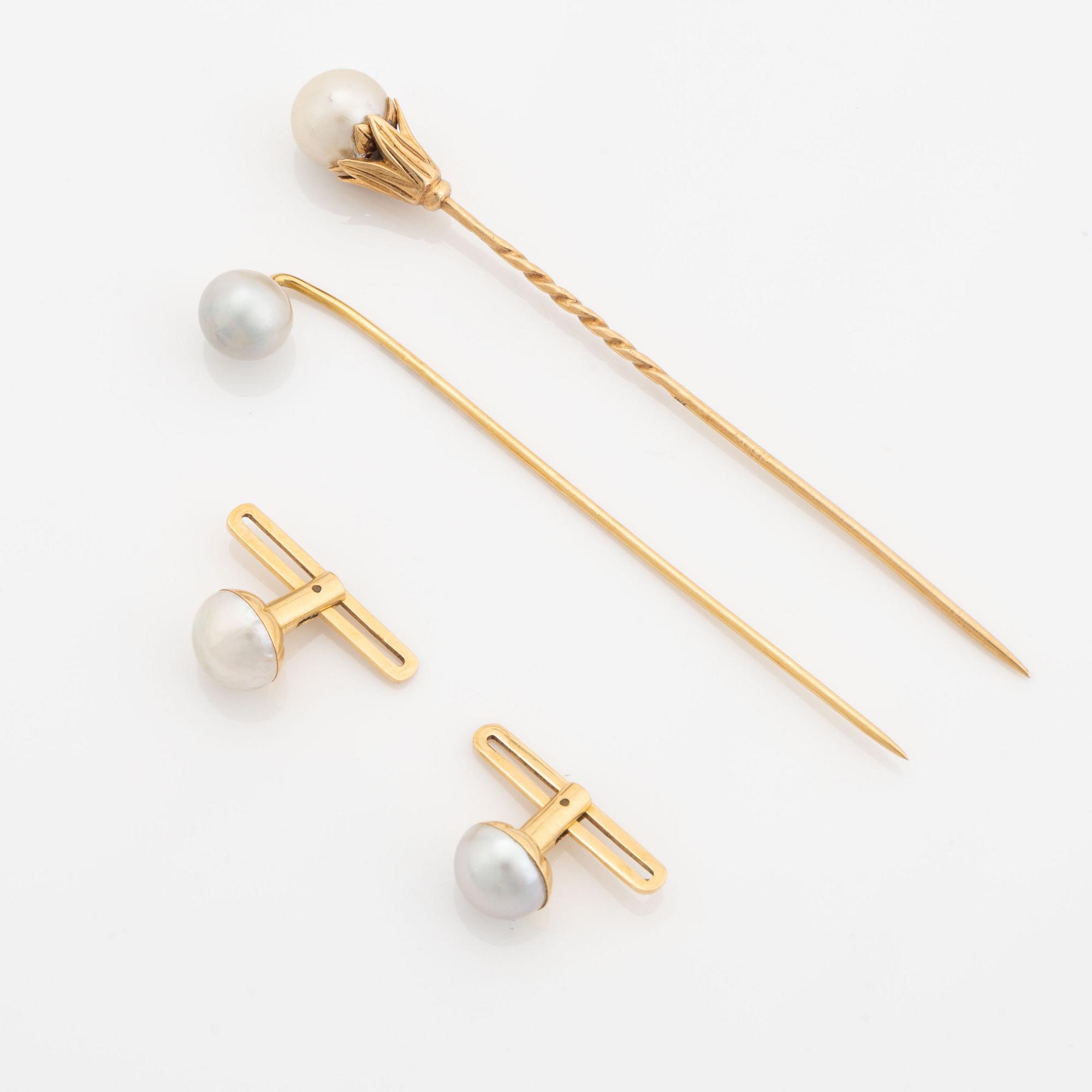 Two pins and pair of shirt buttons 18K gold with pearls.