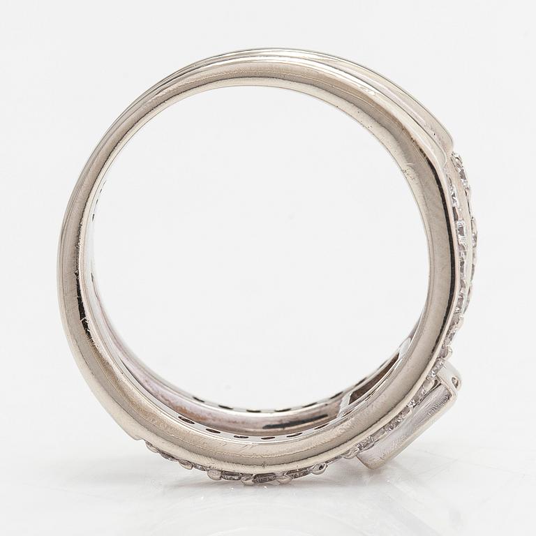 Ring, 14K vitguld med en prinsesslipad diamant ca 0.50 ct och sidodiamanter totalt ca 0.30 ct.