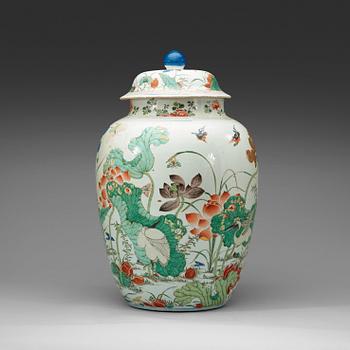355. A large famille verte jar with cover, Qing dynasty, Kangxi (1662-1722).