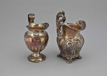 GRÄDDKANNOR, 2 st, silver, trol Gustaf Theodor Folcker, 1836 o Gustaf Folcker, 1856. Stockholm. Tot vikt 284g.