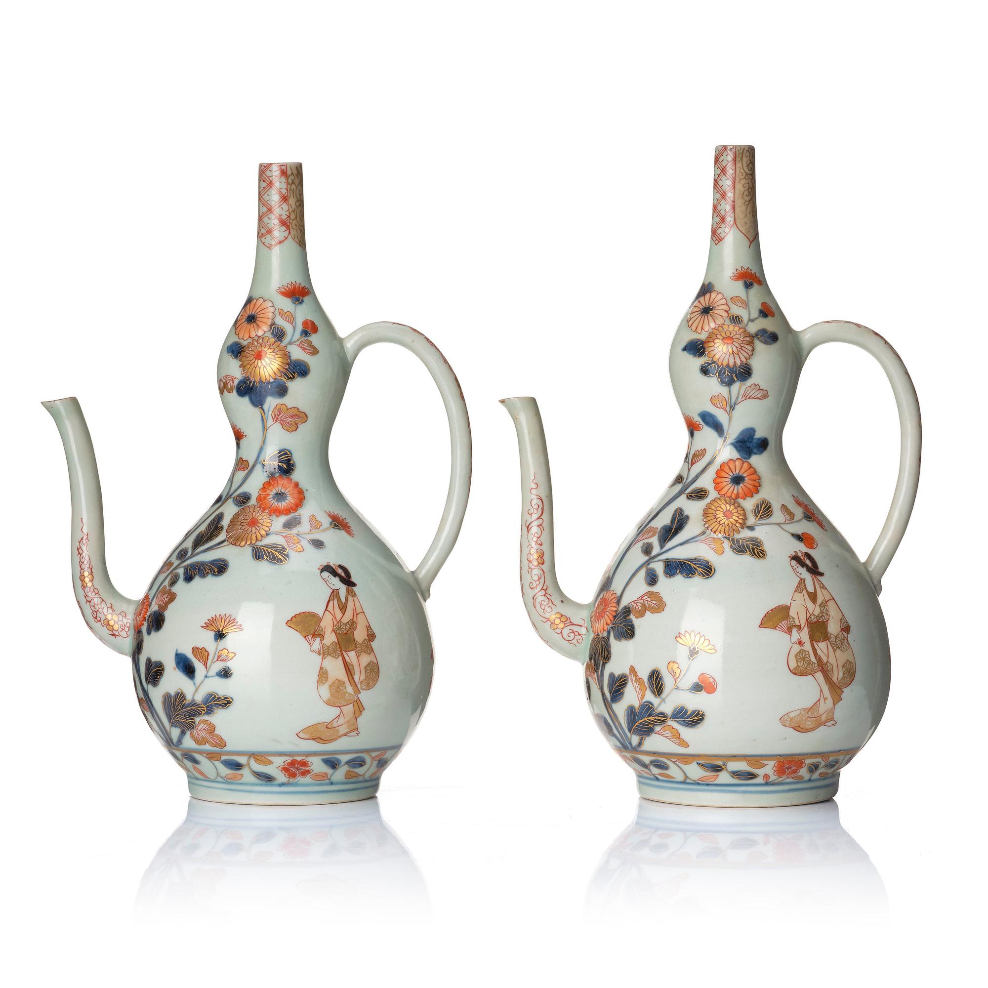 Two Japanese imari wine ewers, Edo period (1666-1868).