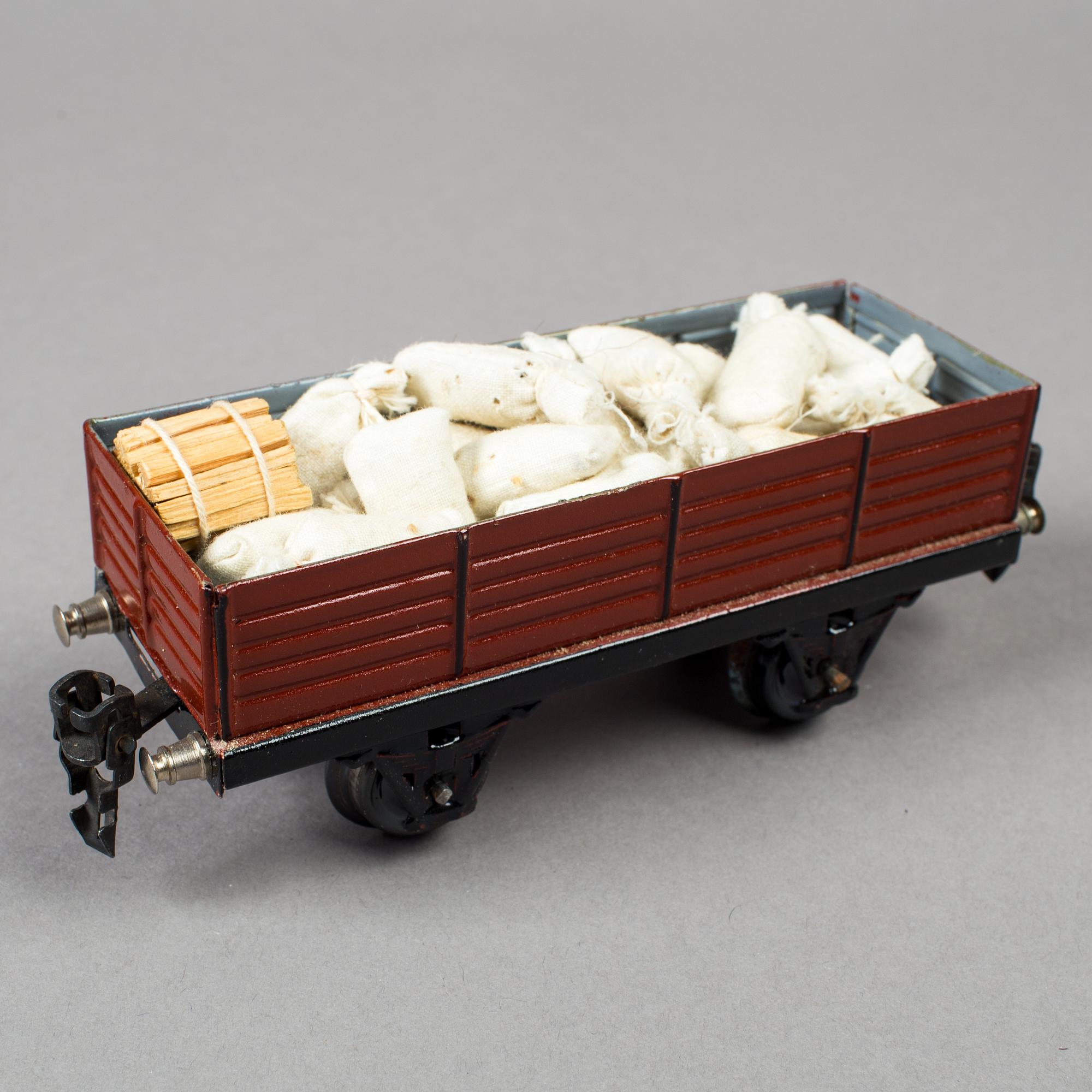 A set of six Märklin train carriages 0 Gauge, Germany, 1920/30s.