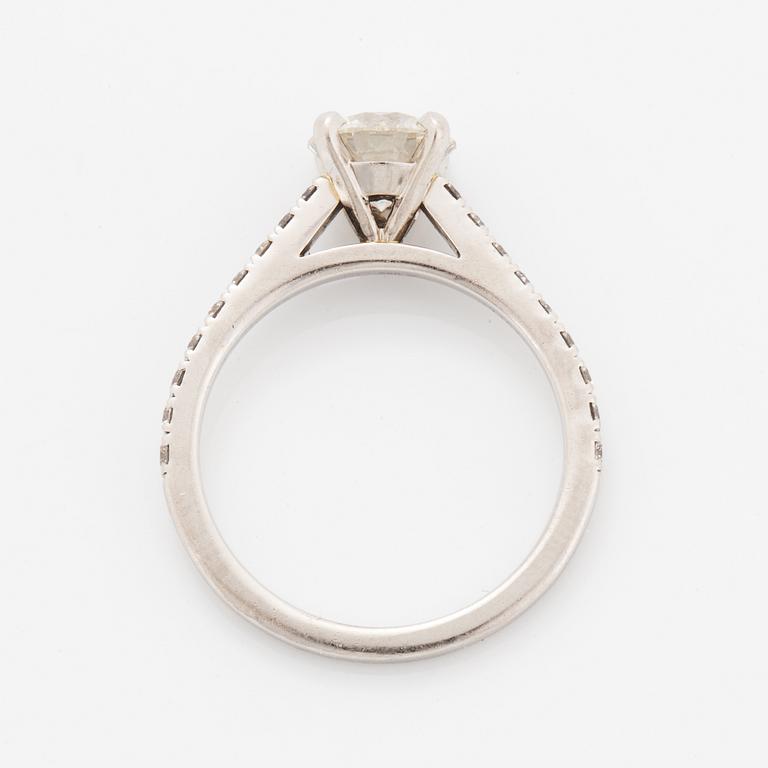 Round brilliant-cut diamond ring, De Beers, with GIA-certificate.