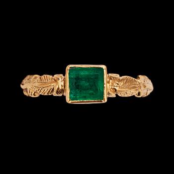 1131. RING, guld med kistfattad smaragd.