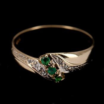 RING, guld 14K, 6 pientä timanttia, 3 pientä smaragdia. Suomalaiset leimat 1996. Vikt tot. 2,5 g.