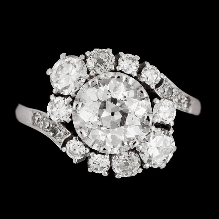 An antique- and brilliant cut diamond ring, tot. app. 1.50 cts, centerstone app. 1.20 cts.