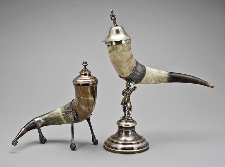 DRYCKESHORN, ett par, nysilver och horn, 1800/1900-tal.