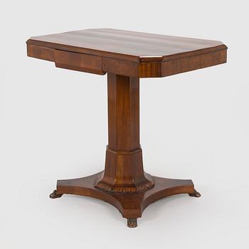 Sohva ja pöytä, biedermeier-tyyli, 1800-luvun loppupuoli.