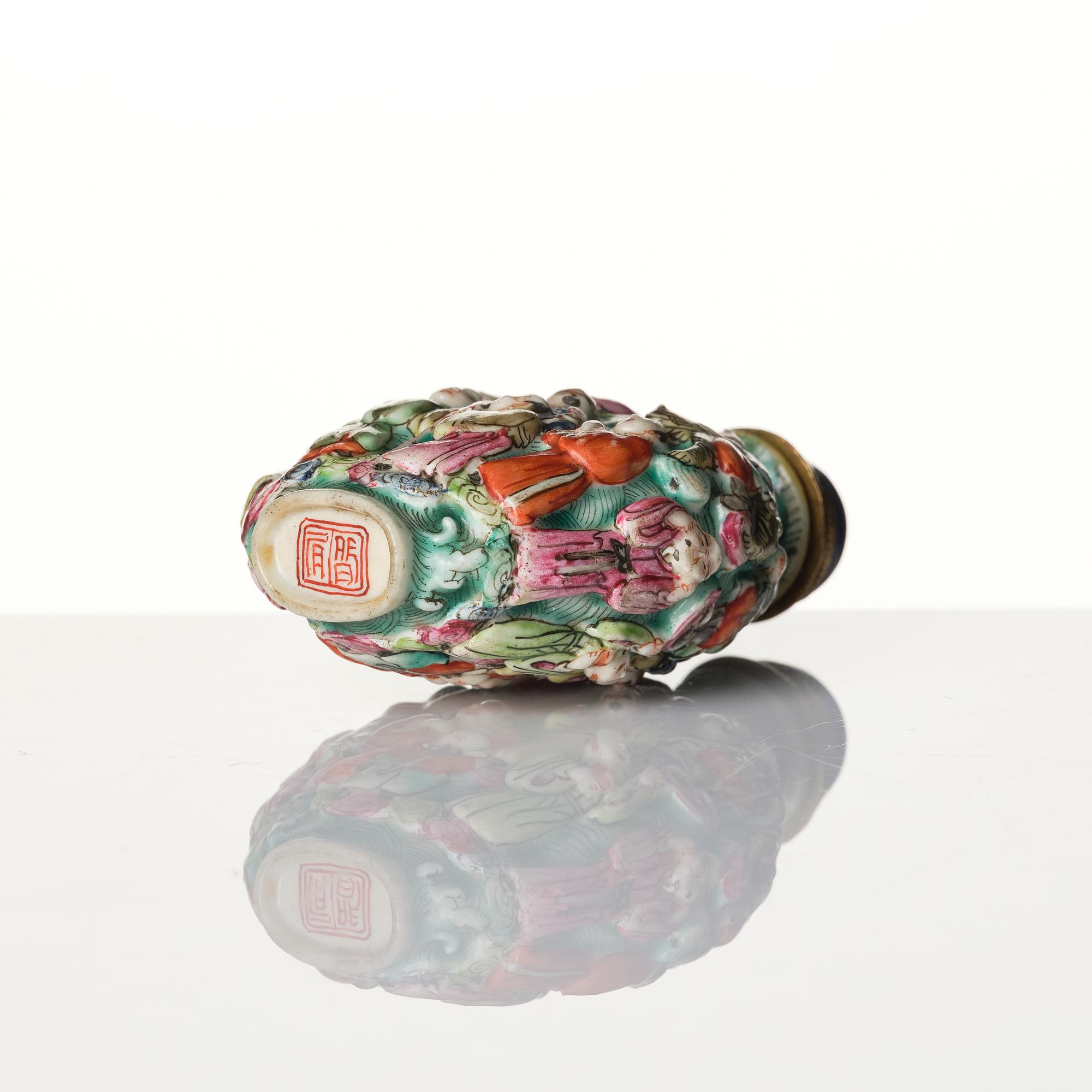 A Chinese porcelain snuff bottle, late Qing dynasty / early 20th century.