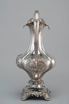 VIINIKANNU, sterling hopeaa. J.E. Terry Lontoo 1840. Korkeus 31 cm, paino 1093 g.
