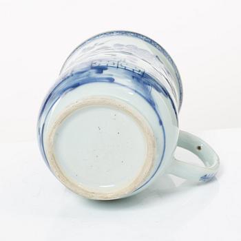 Krus, samt muggar två stycken, porslin. Qingdynastin, 1700-tal.