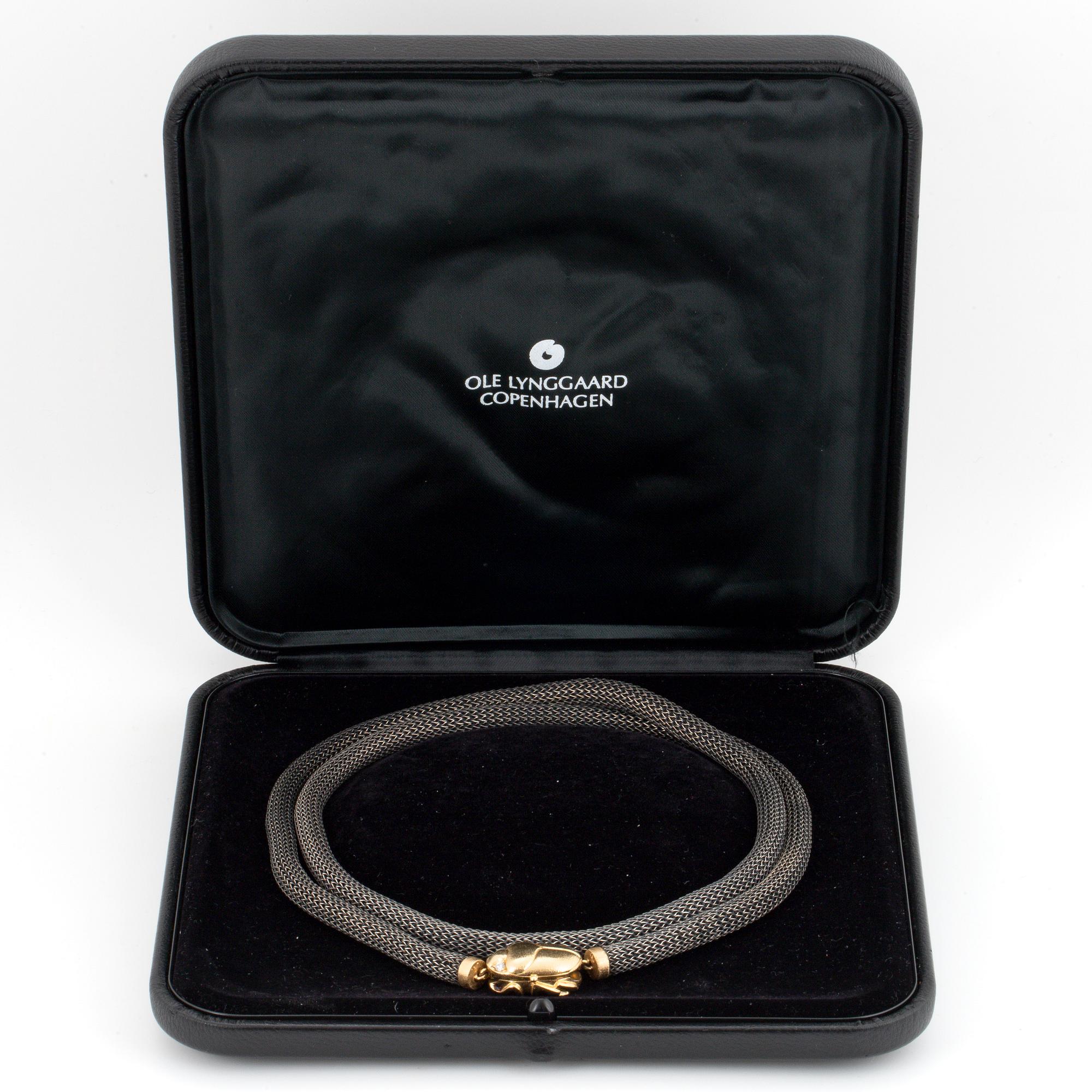 OLE LYNGGAARD, collier i oxiderat silver, lås i form av skalbagge 18K guld med två briljantslipade diamanter.