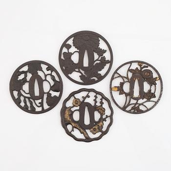 Tsuba, 4 st, Japan, Edo, varav en signerad.