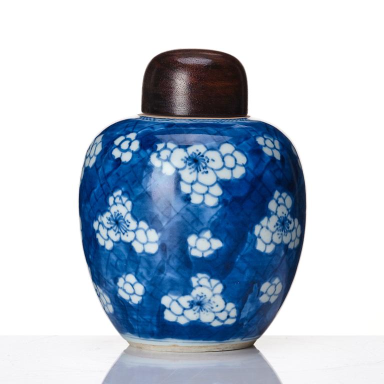 A blue and white tea caddy, Qing dynasty, Kangxi (1662-1722).