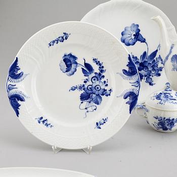 KAFFESERVIS, 33 delar, porslin, "Blå blomst", Royal Copenhagen, Danmark.