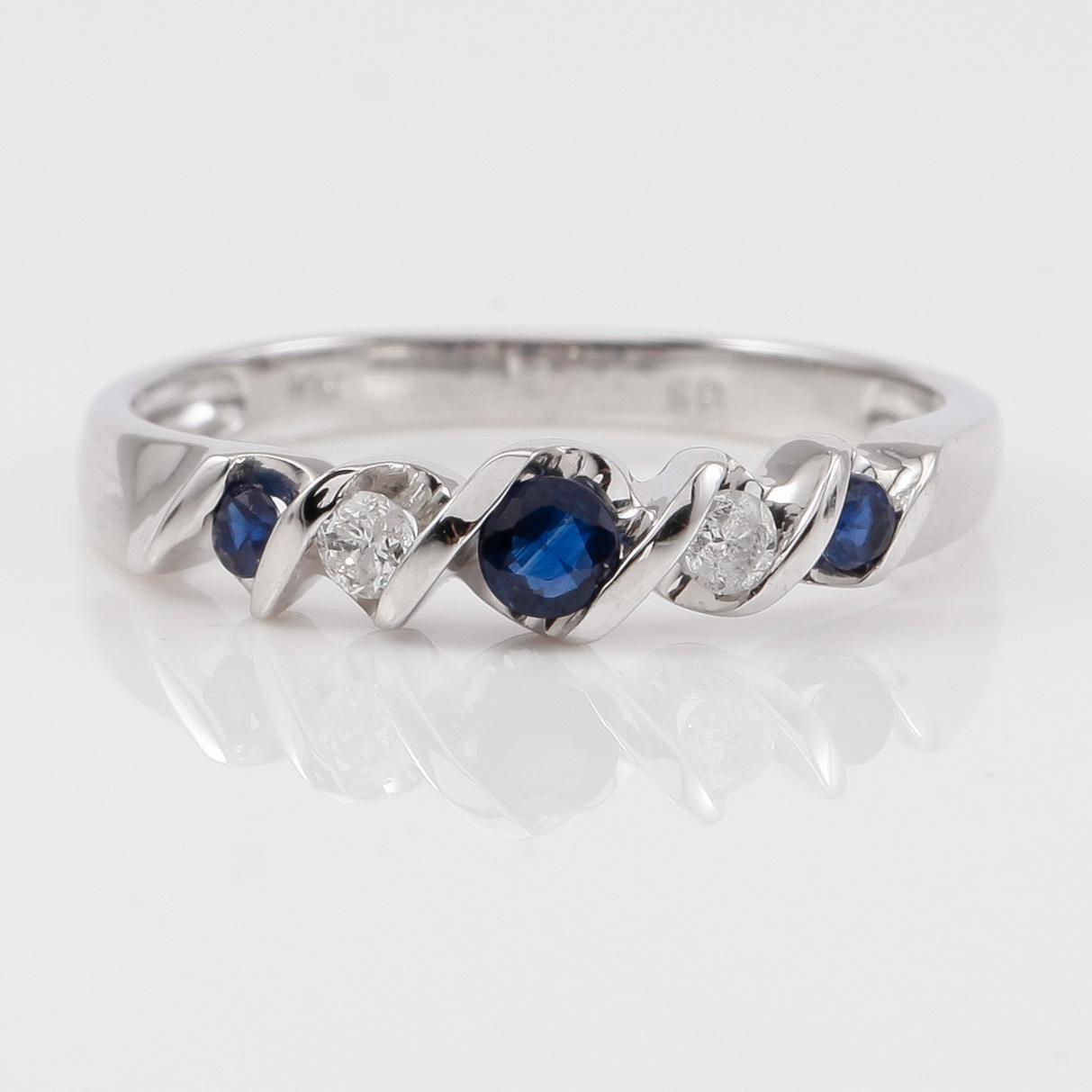 RING, 10K vitguld safirer och mindre diamanter.