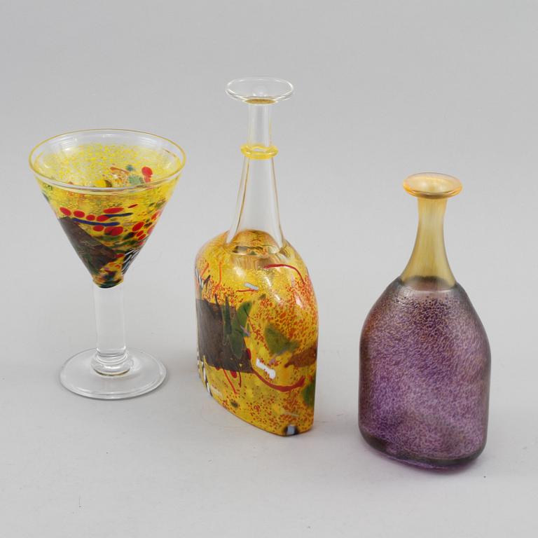 FLASKOR, 2 st, samt GLAS, glas, Bertil Vallien, Kosta Boda, signerade.