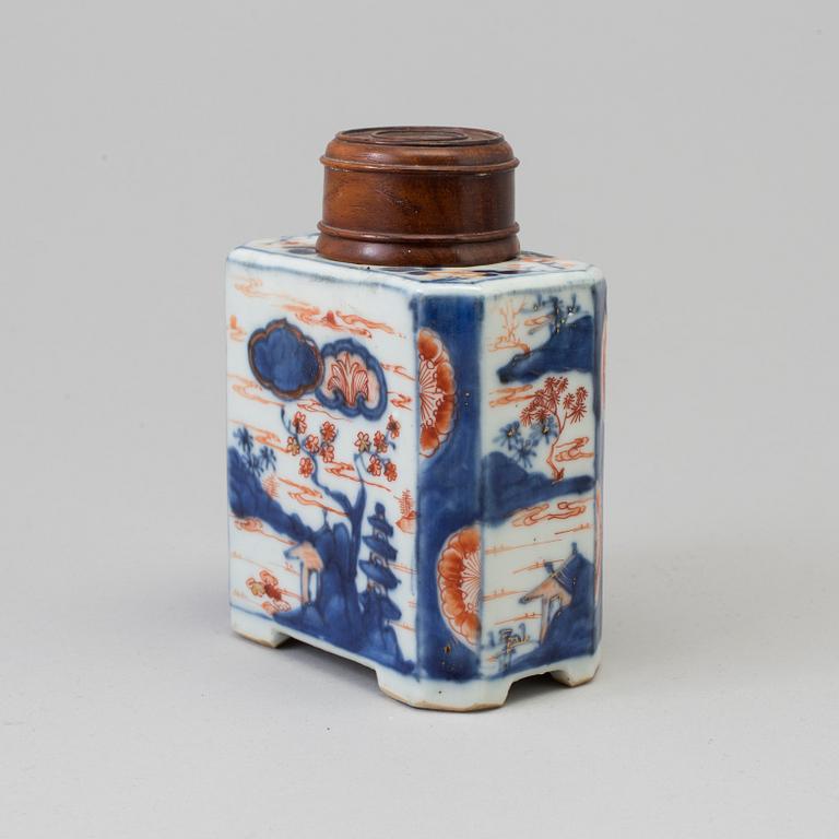 An imari tea caddy, Qing dynasty, 18th century.