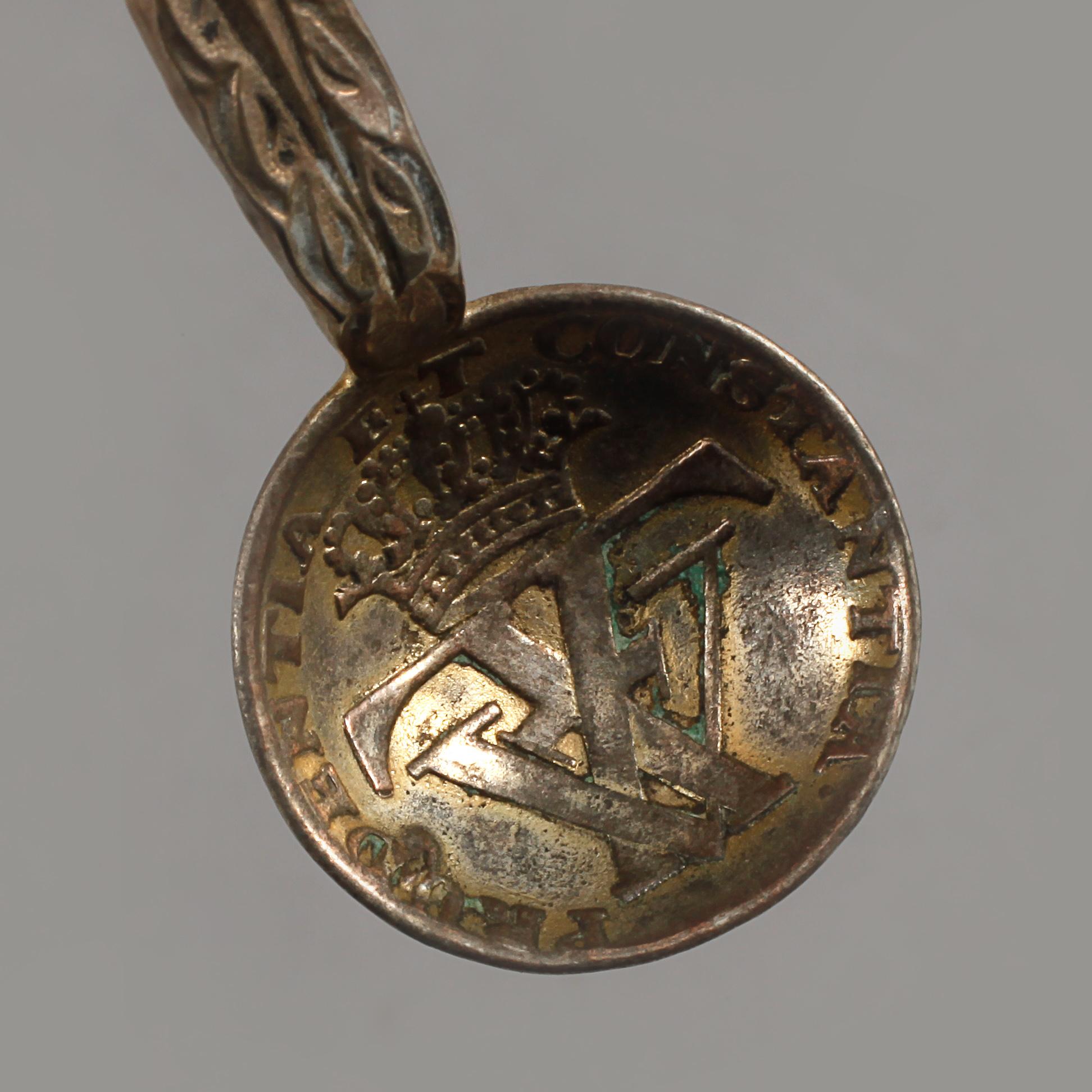 BÄGARE samt SALTKAR, ett par, silver och glas, Ryssland och Köpenhamn, omkring sekelskiftet 1900, vikt exkl glas 130 g.