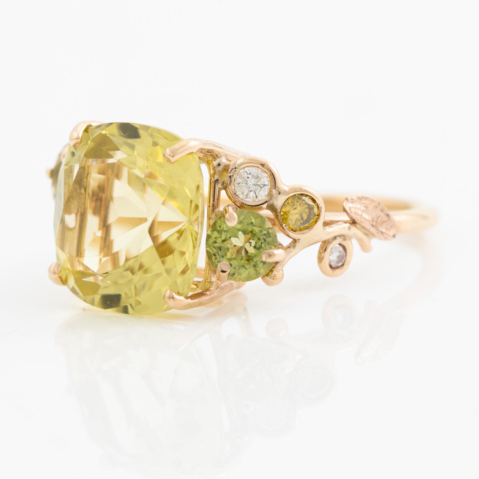 Ring, Mandelstam, 18K guld med limekvarts, peridot och briljantslipade diamanter.