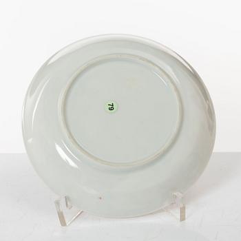 A Chinese export porcelain creamer with cover and two cups, Qing dynasty, 18th century.