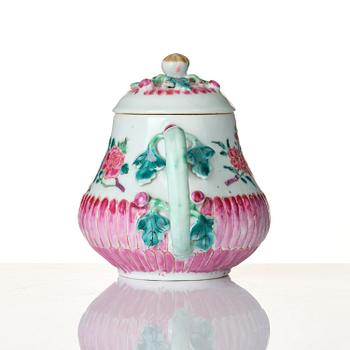 Tekanna med lock, porslin. Qingdynastin, Yongzheng (1723-35).