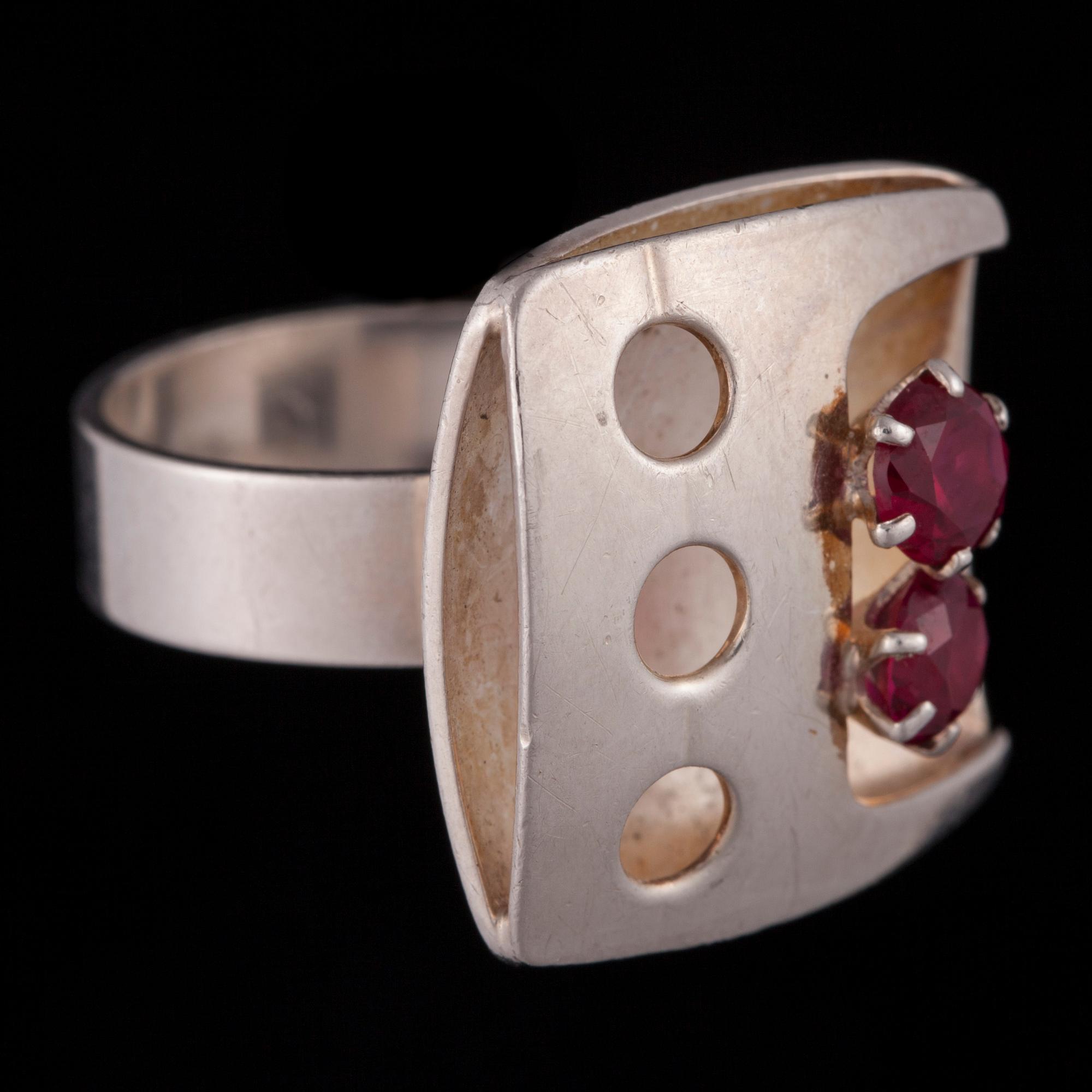 RING, silver, syntetiska röda stenar. Salokivi Åbo 1970.