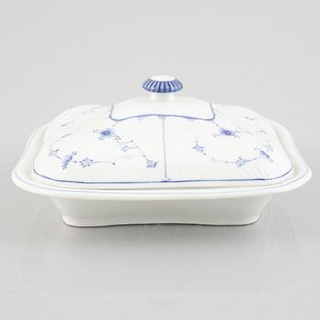 A 'Blue Fluted' / 'Musselmalet rifflet' dish with cover, Royal Copenhagen, later part of the 19th century.