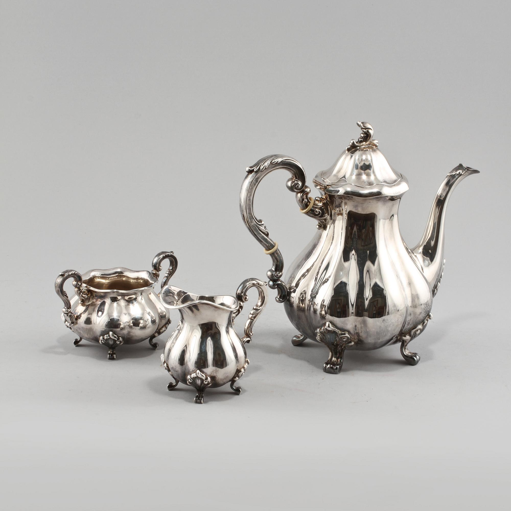 KAFFESERVIS, 3 delar, sterlingsilver, rokokostil, svenska importstämplar, omkring 1900-talets mitt. Vikt 1045 g.