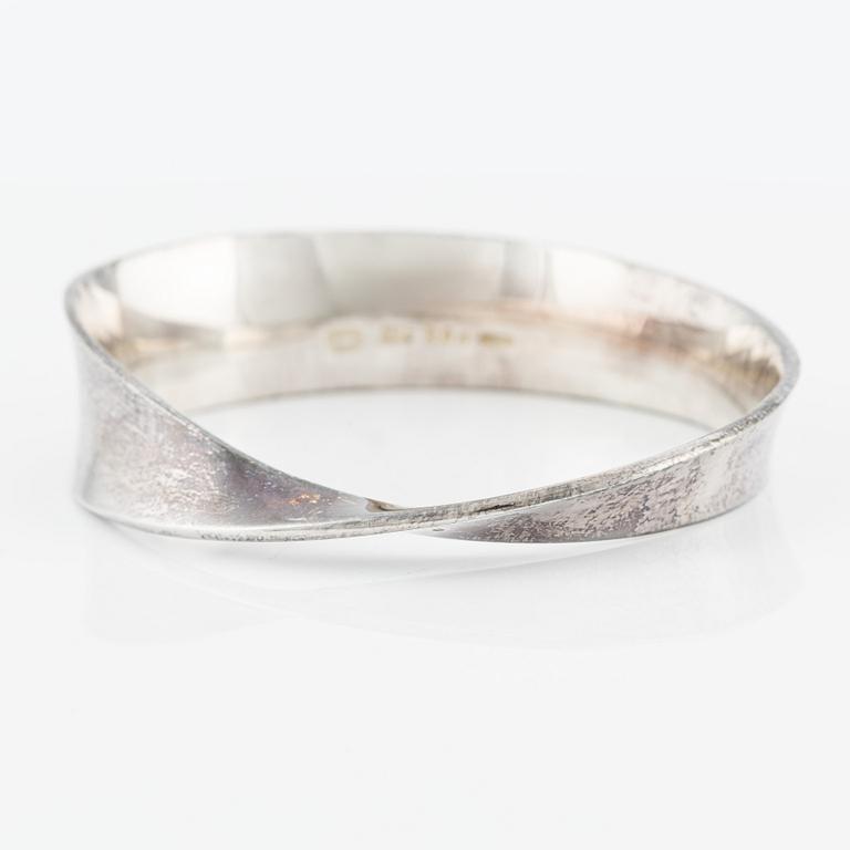 Vivianna Torun Bülow-Hübe, Bangle "Möbius, sterling silver, for Georg Jensen".