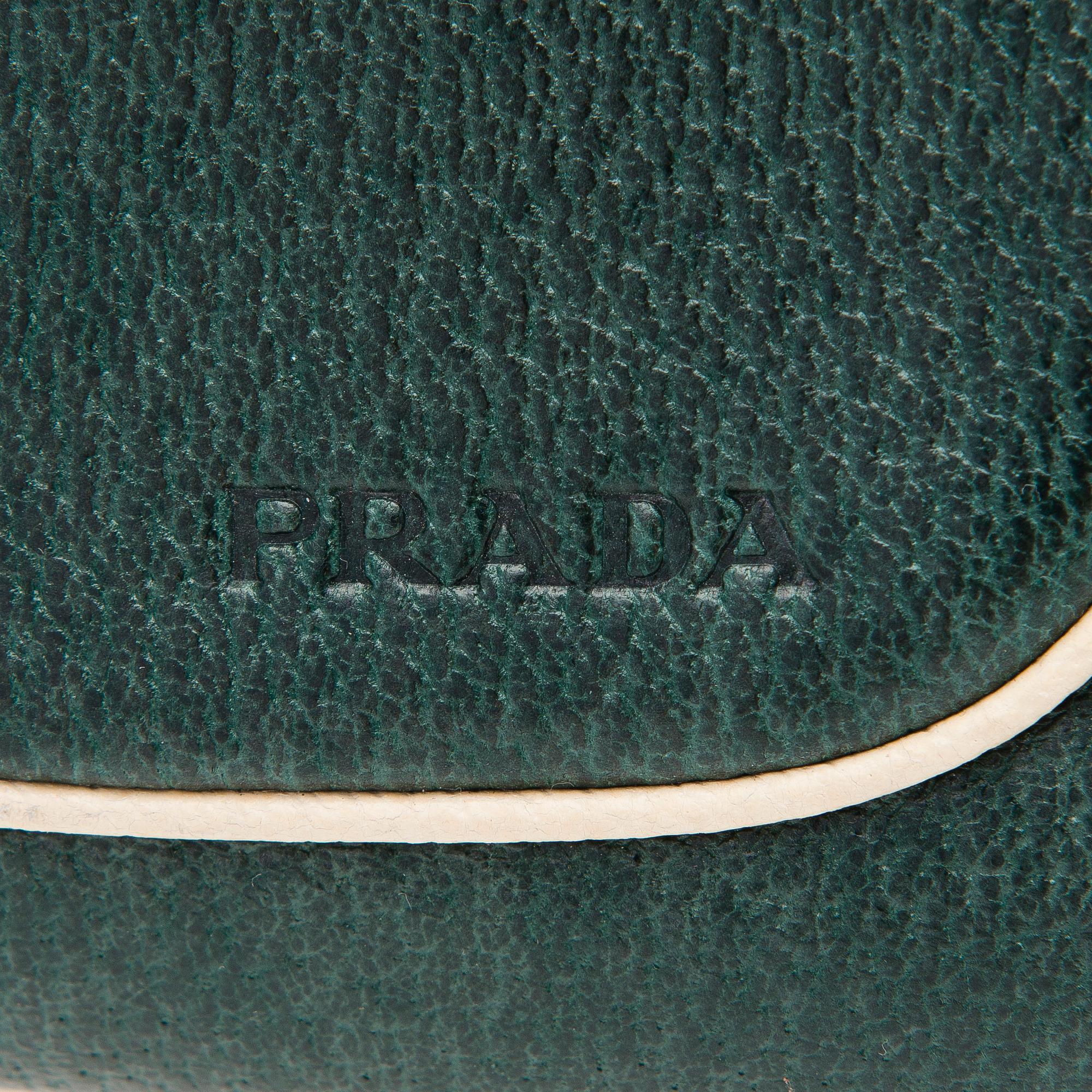 PRADA, AXELVÄSKA.