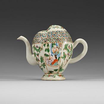 280. A Chinese cadogan tea pot, Qing dynasty, 19th Century.