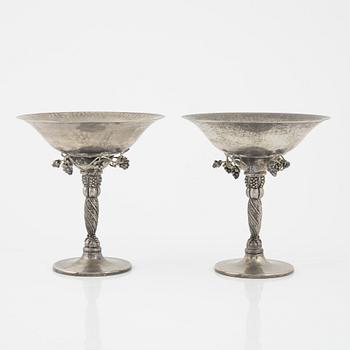 A pair of silver plated bowls on foot, Godinger, USA.