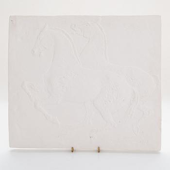 Nina Terno,  relief, gips, signerad och daterad 1973.