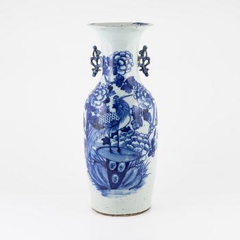 A blue and white porcelain vase, China, late Qing dyansty, late 1800's.
