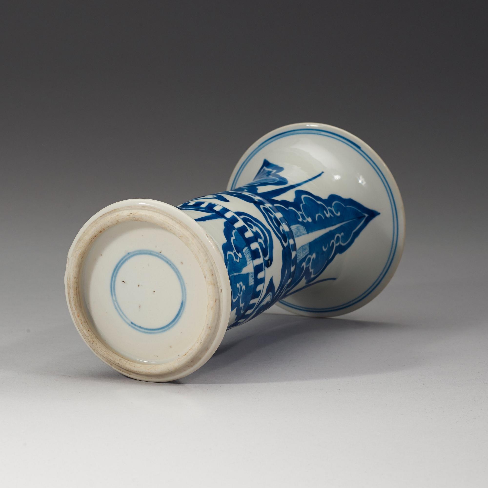 A blue and white vase, Qing dynasty, Kangxi (1662-1722).