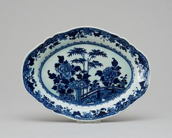 579. A blue and white serving dish. Qing dynasty, Qianlong (1736-95).