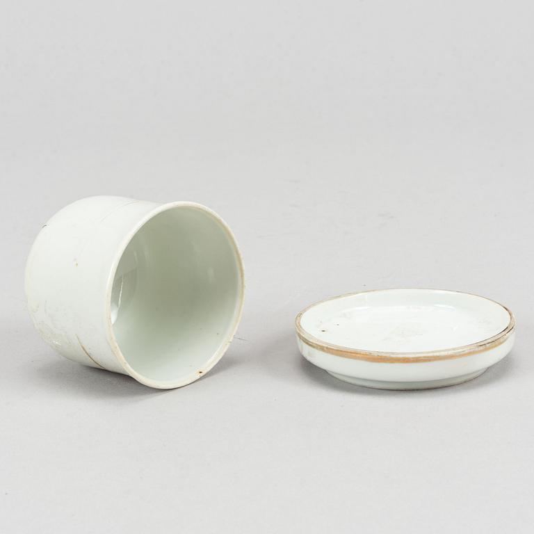 A Chinese porcelain dice shaker, first half of the 20th Century.