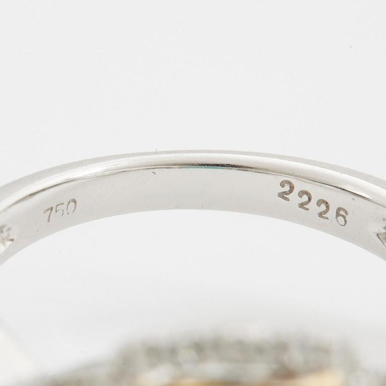 RING, med smaragd ca 2.20 ct samt briljantslipade diamanter ca 0.55 ct.