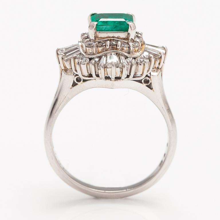 Ring, platina, smaragd ca 1.15 ct, diamanter ca 1.00 ct tot.