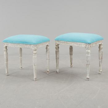 TABURETTER, ett par, gustaviansk stil, omkring 1900-tal.